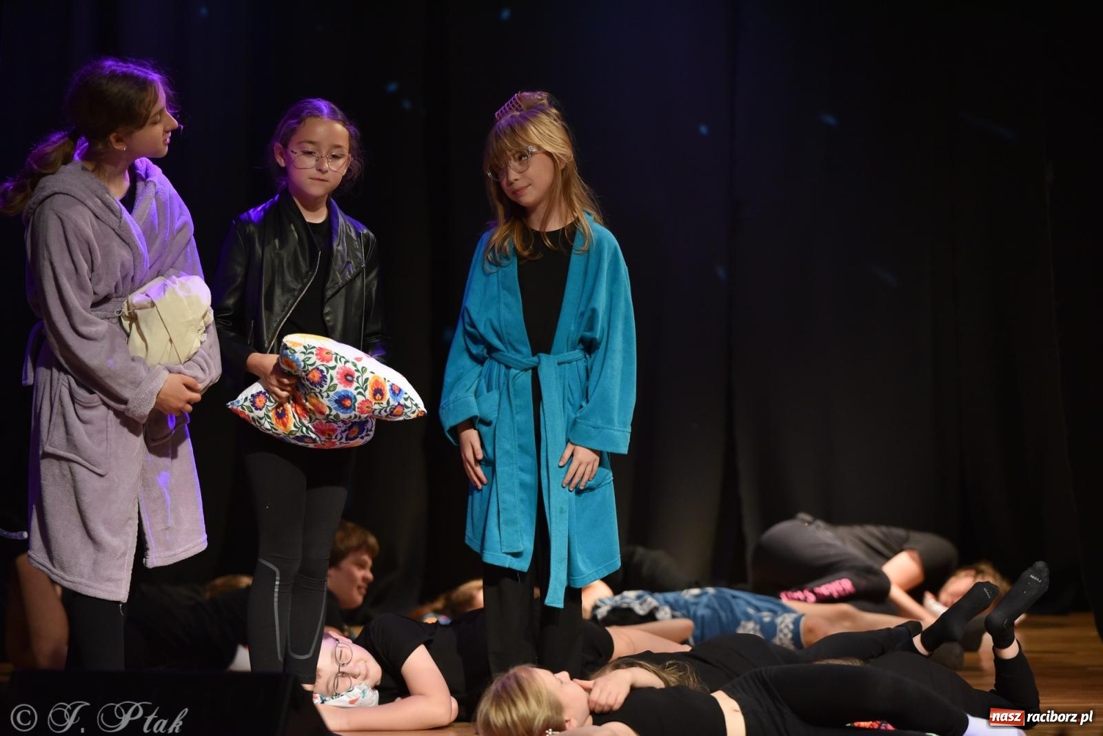 Zdjęcie w galerii na portalu naszraciborz.pl: Czwarta ściana, czyli Wieczór Premier w MDK-u wiadomości z regionu