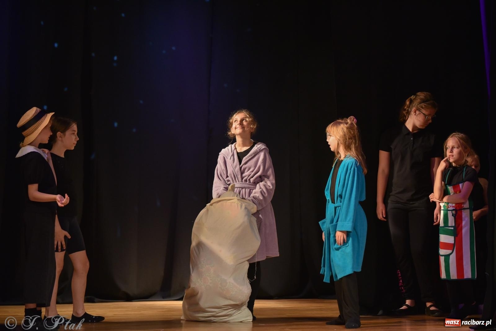 Zdjęcie w galerii na portalu naszraciborz.pl: Czwarta ściana, czyli Wieczór Premier w MDK-u wiadomości z regionu