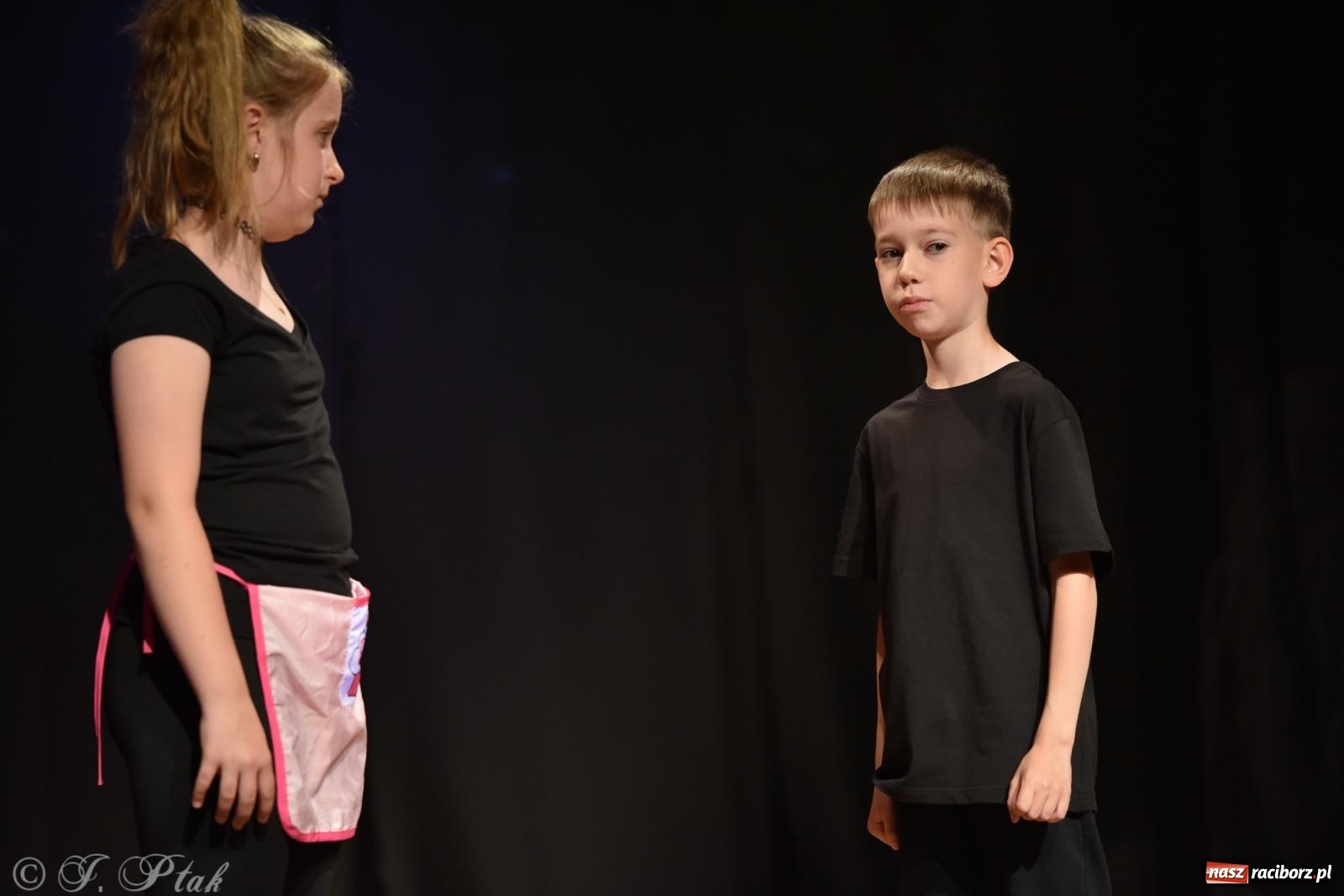 Zdjęcie w galerii na portalu naszraciborz.pl: Czwarta ściana, czyli Wieczór Premier w MDK-u wiadomości z regionu