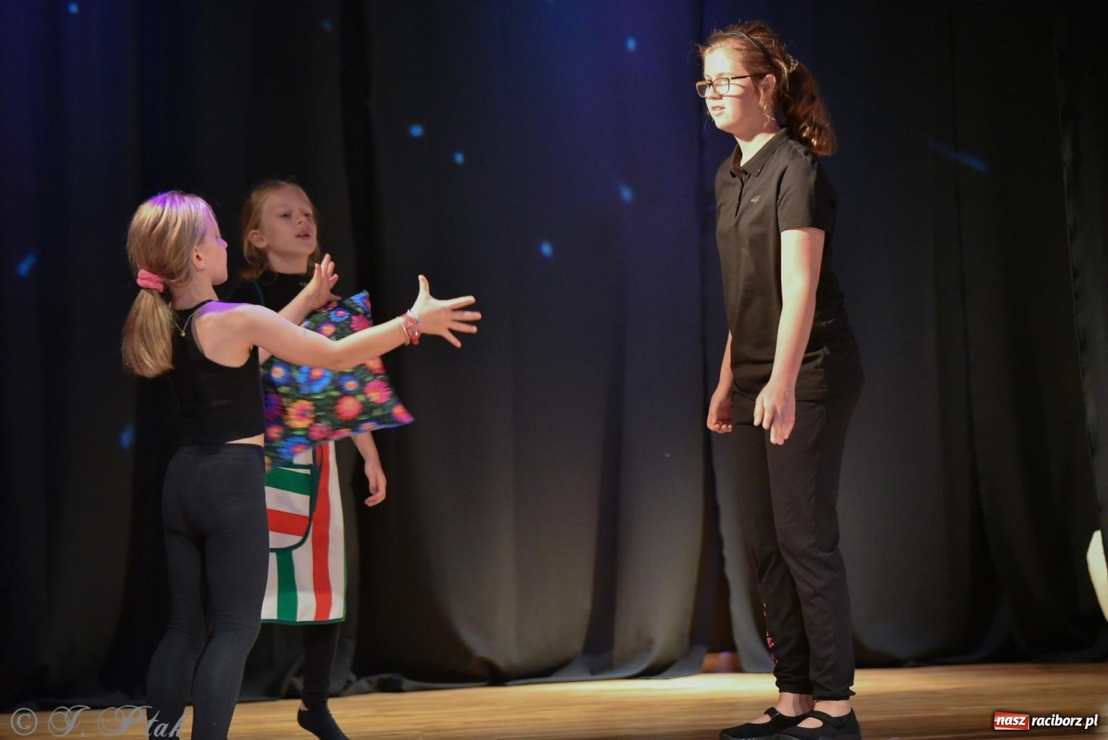 Zdjęcie w galerii na portalu naszraciborz.pl: Czwarta ściana, czyli Wieczór Premier w MDK-u wiadomości z regionu