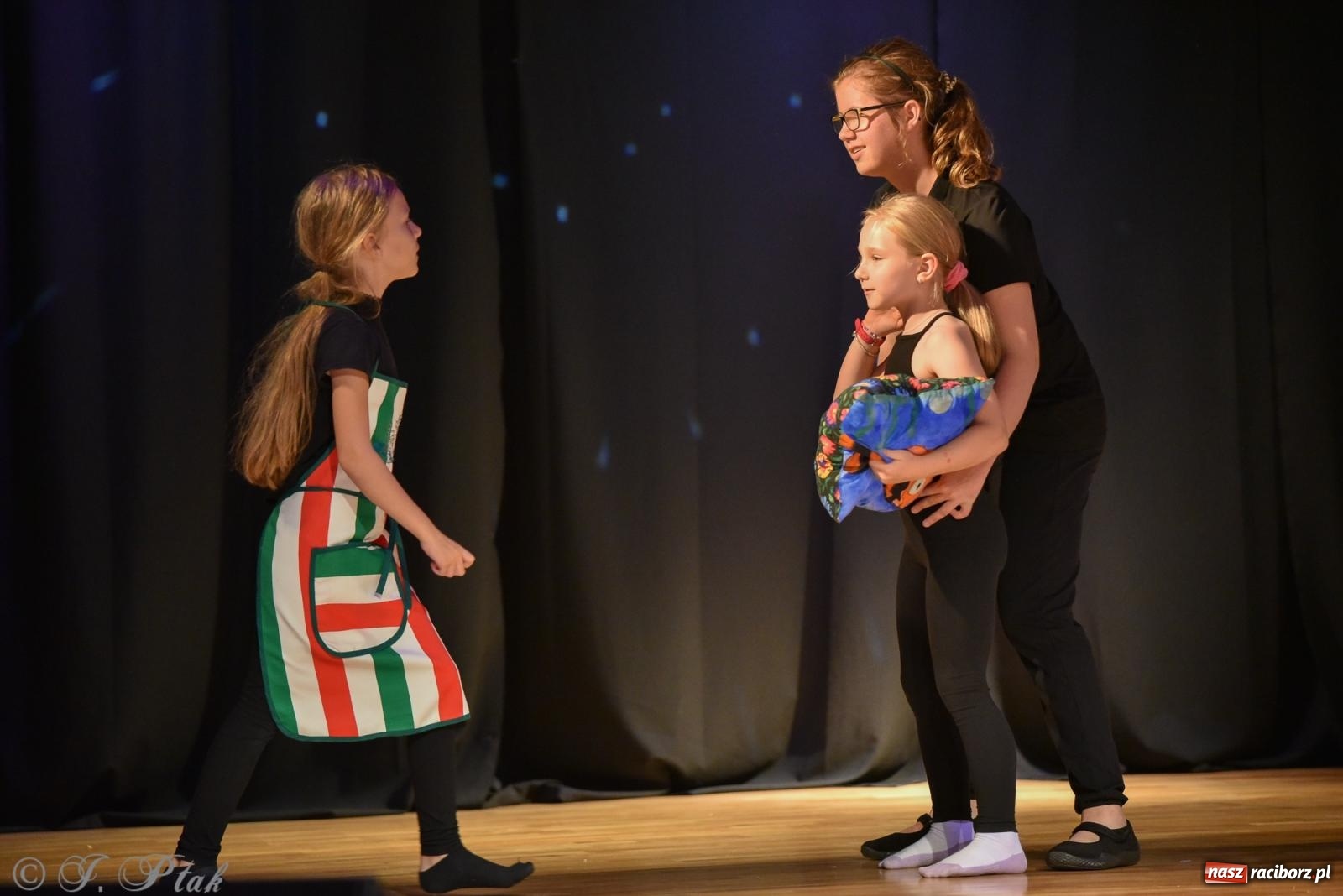 Zdjęcie w galerii na portalu naszraciborz.pl: Czwarta ściana, czyli Wieczór Premier w MDK-u wiadomości z regionu