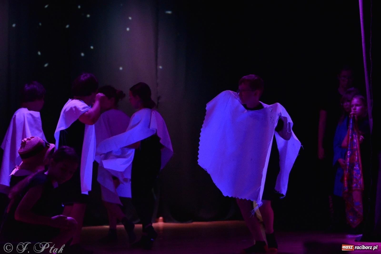 Zdjęcie w galerii na portalu naszraciborz.pl: Czwarta ściana, czyli Wieczór Premier w MDK-u wiadomości z regionu