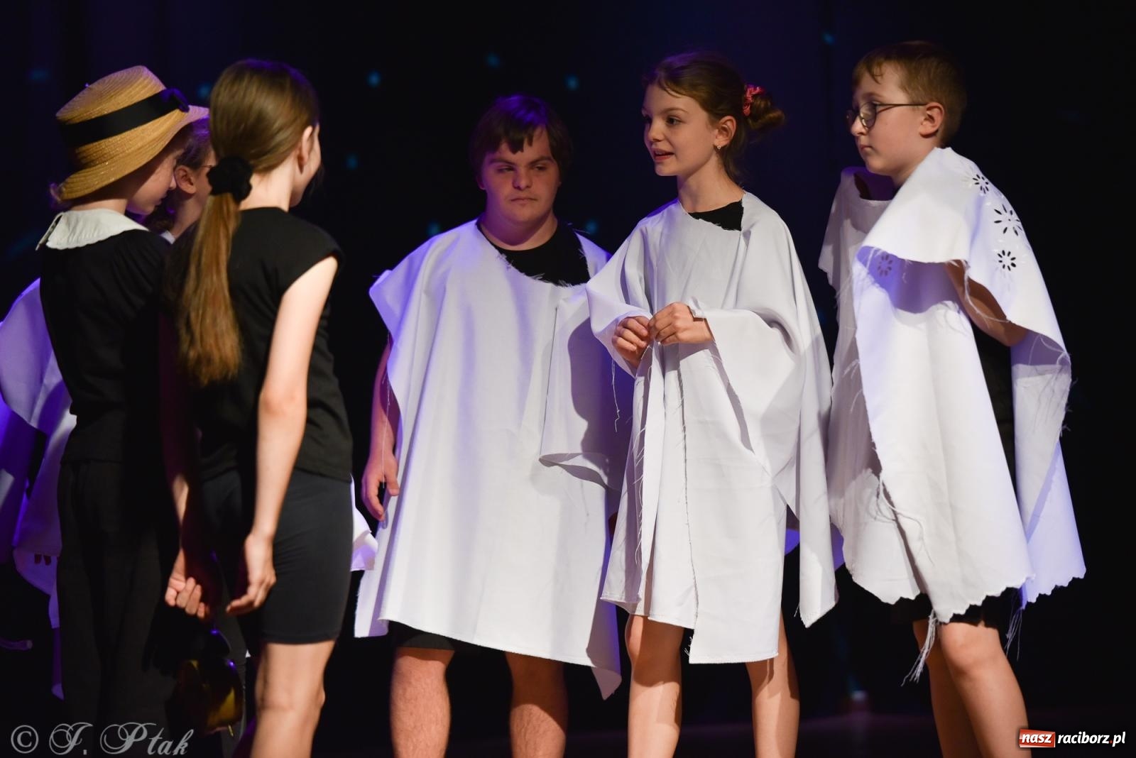 Zdjęcie w galerii na portalu naszraciborz.pl: Czwarta ściana, czyli Wieczór Premier w MDK-u wiadomości z regionu