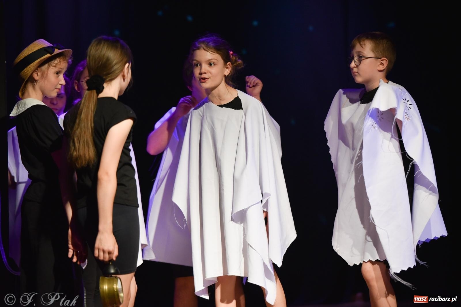 Zdjęcie w galerii na portalu naszraciborz.pl: Czwarta ściana, czyli Wieczór Premier w MDK-u wiadomości z regionu