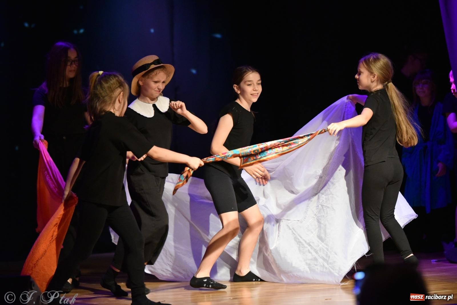 Zdjęcie w galerii na portalu naszraciborz.pl: Czwarta ściana, czyli Wieczór Premier w MDK-u wiadomości z regionu