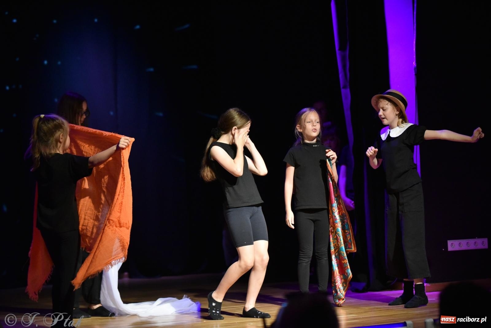 Zdjęcie w galerii na portalu naszraciborz.pl: Czwarta ściana, czyli Wieczór Premier w MDK-u wiadomości z regionu