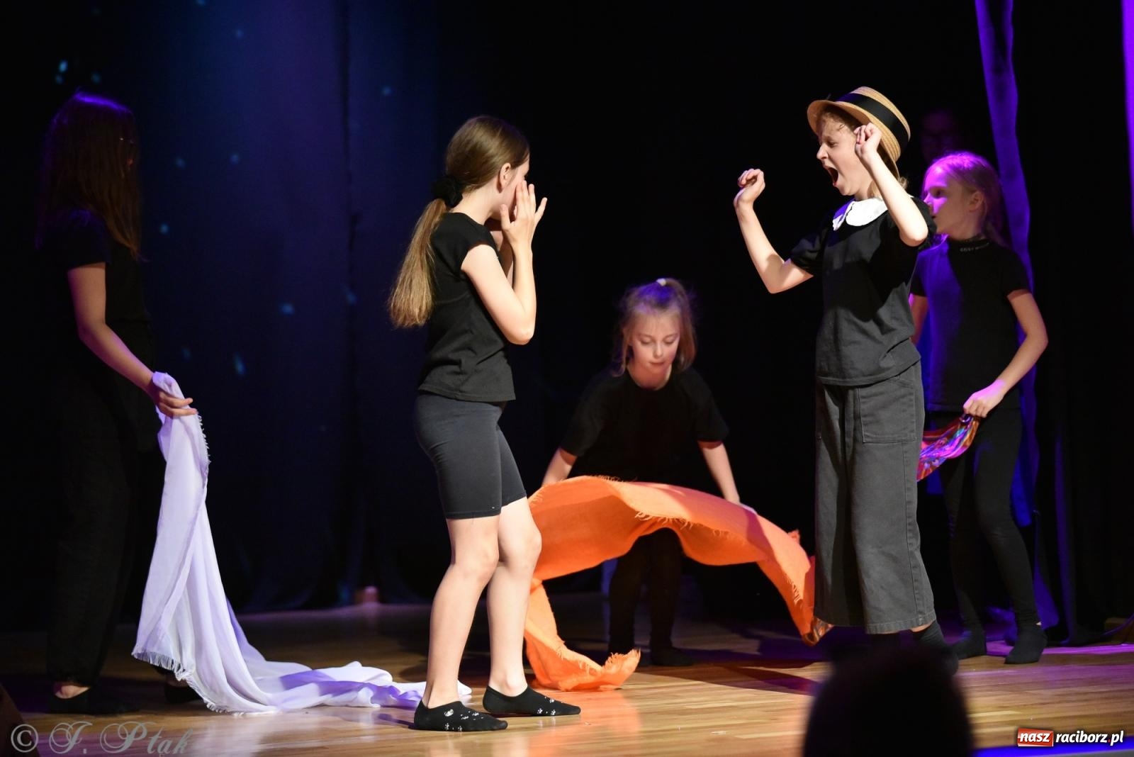 Zdjęcie w galerii na portalu naszraciborz.pl: Czwarta ściana, czyli Wieczór Premier w MDK-u wiadomości z regionu