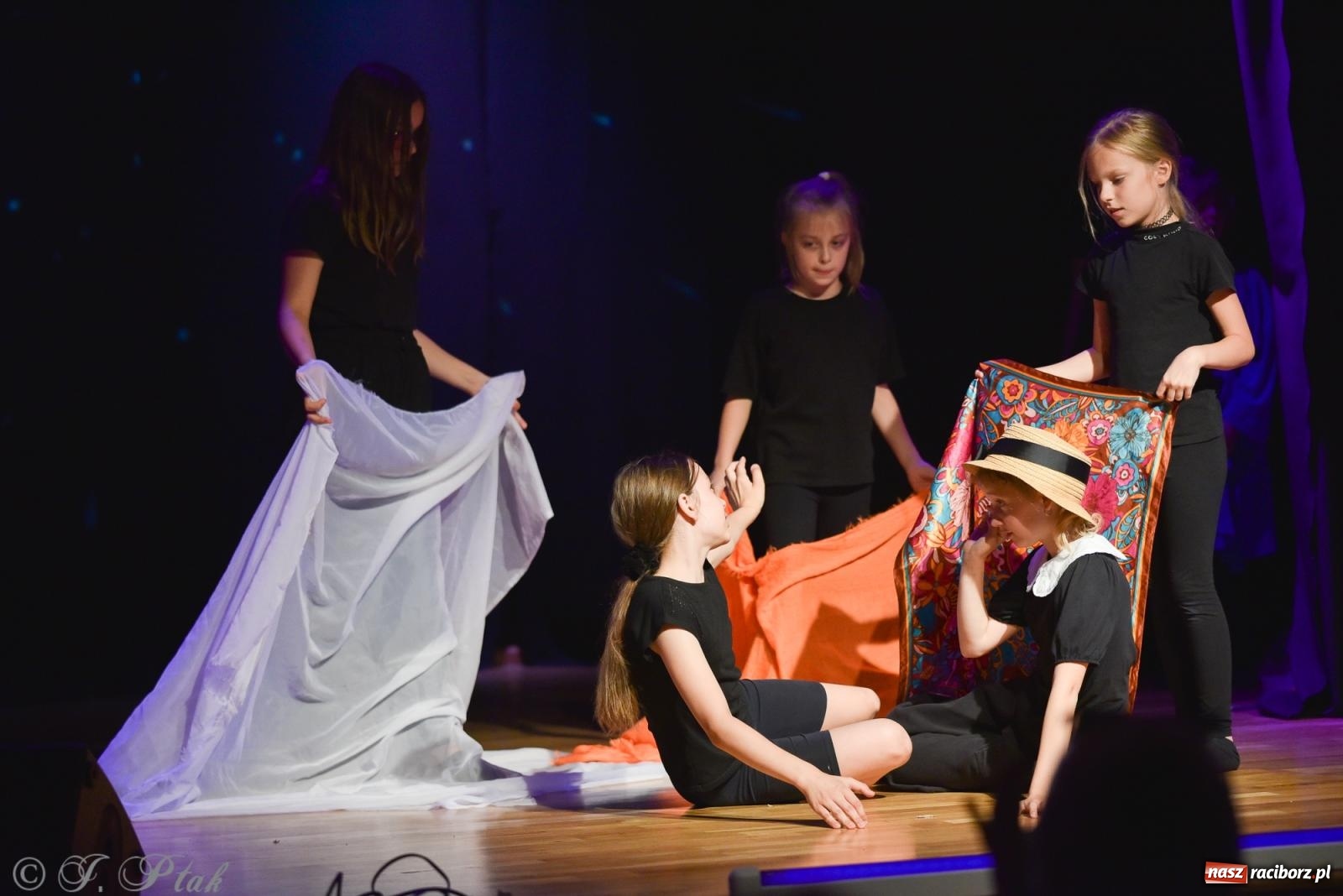 Zdjęcie w galerii na portalu naszraciborz.pl: Czwarta ściana, czyli Wieczór Premier w MDK-u wiadomości z regionu