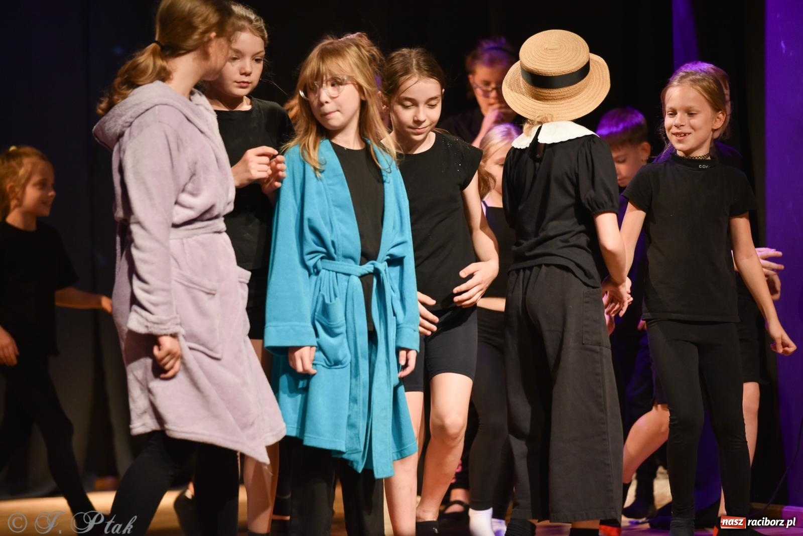 Zdjęcie w galerii na portalu naszraciborz.pl: Czwarta ściana, czyli Wieczór Premier w MDK-u wiadomości z regionu