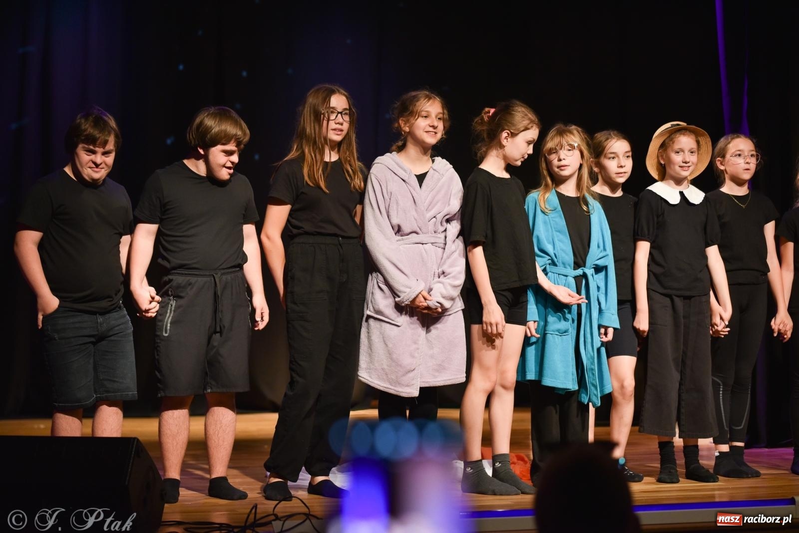 Zdjęcie w galerii na portalu naszraciborz.pl: Czwarta ściana, czyli Wieczór Premier w MDK-u wiadomości z regionu