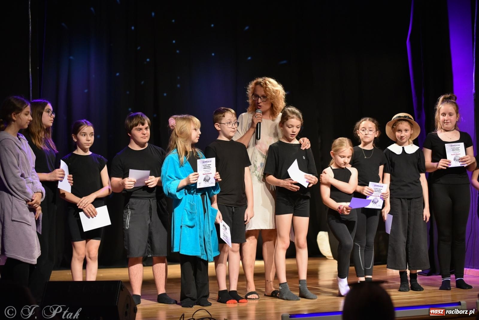 Zdjęcie w galerii na portalu naszraciborz.pl: Czwarta ściana, czyli Wieczór Premier w MDK-u wiadomości z regionu