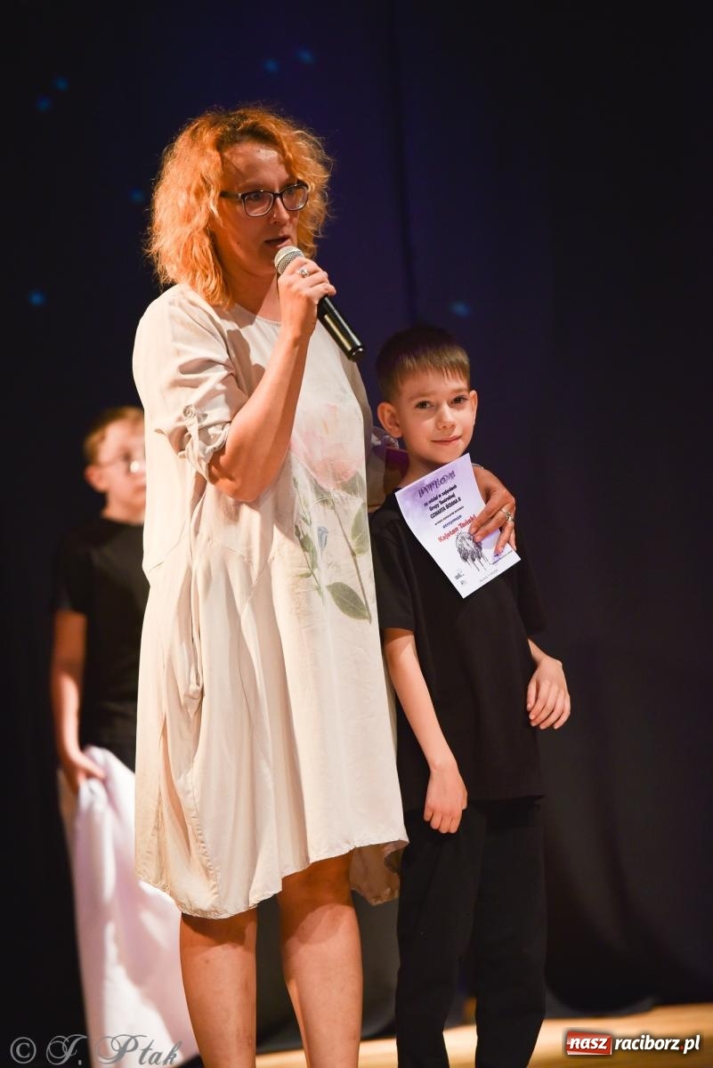 Zdjęcie w galerii na portalu naszraciborz.pl: Czwarta ściana, czyli Wieczór Premier w MDK-u wiadomości z regionu