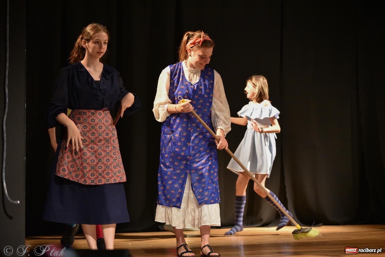 Zdjęcie w galerii na portalu naszraciborz.pl: Czwarta ściana, czyli Wieczór Premier w MDK-u wiadomości z regionu