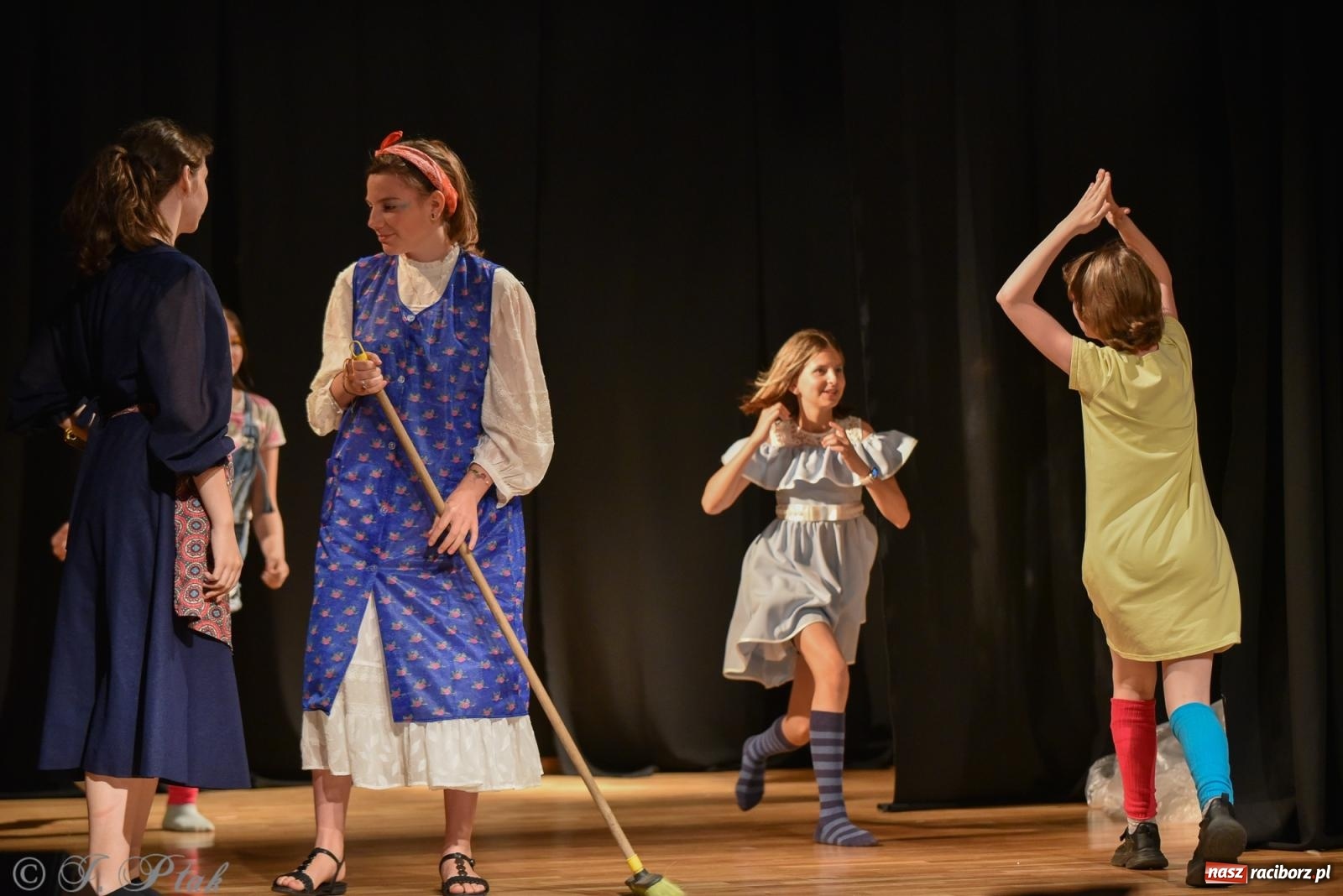 Zdjęcie w galerii na portalu naszraciborz.pl: Czwarta ściana, czyli Wieczór Premier w MDK-u wiadomości z regionu