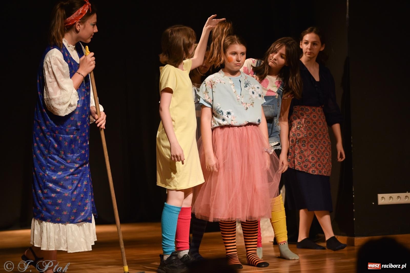 Zdjęcie w galerii na portalu naszraciborz.pl: Czwarta ściana, czyli Wieczór Premier w MDK-u wiadomości z regionu