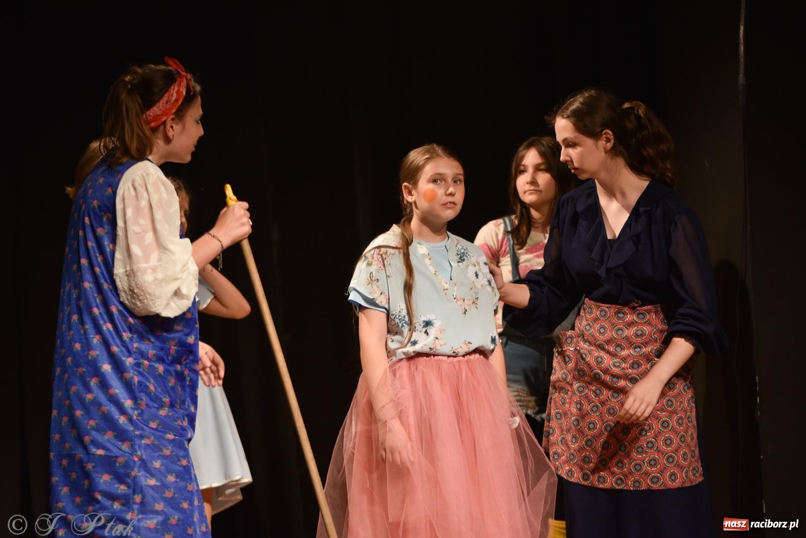 Zdjęcie w galerii na portalu naszraciborz.pl: Czwarta ściana, czyli Wieczór Premier w MDK-u wiadomości z regionu