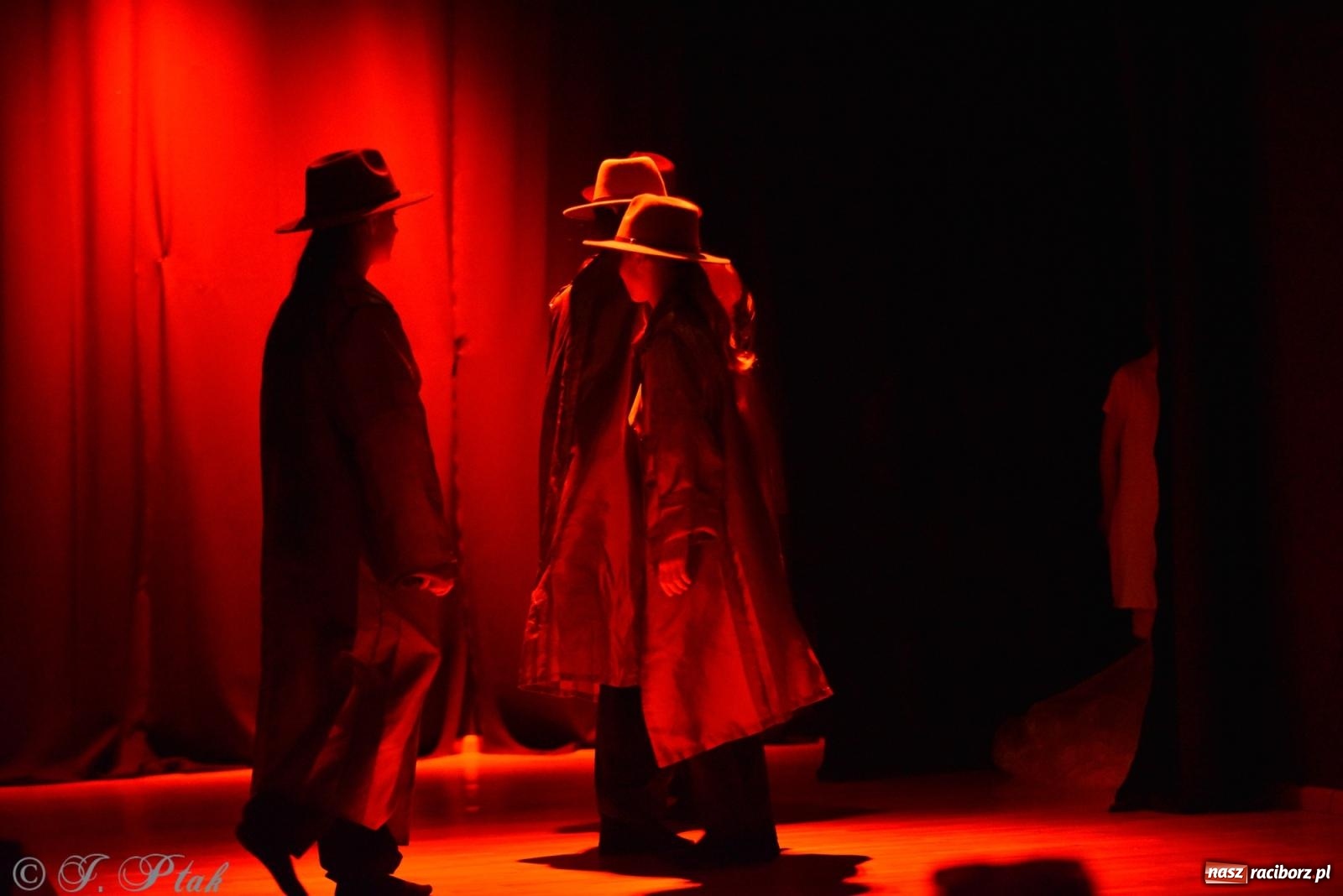 Zdjęcie w galerii na portalu naszraciborz.pl: Czwarta ściana, czyli Wieczór Premier w MDK-u wiadomości z regionu