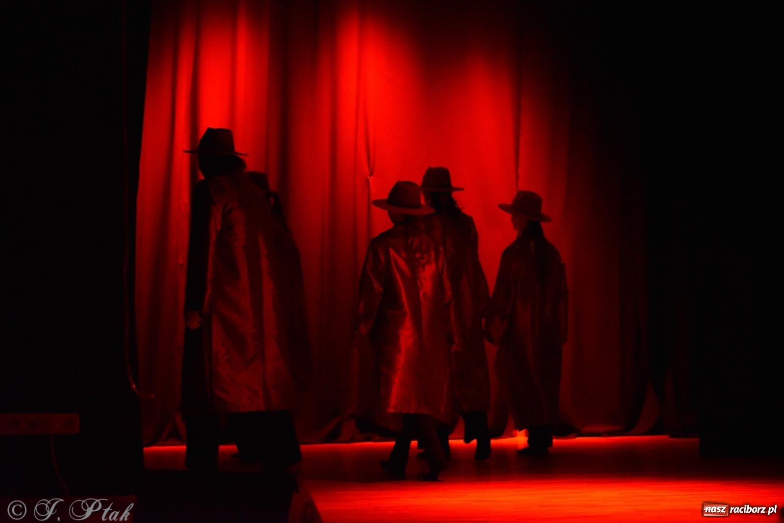 Zdjęcie w galerii na portalu naszraciborz.pl: Czwarta ściana, czyli Wieczór Premier w MDK-u wiadomości z regionu