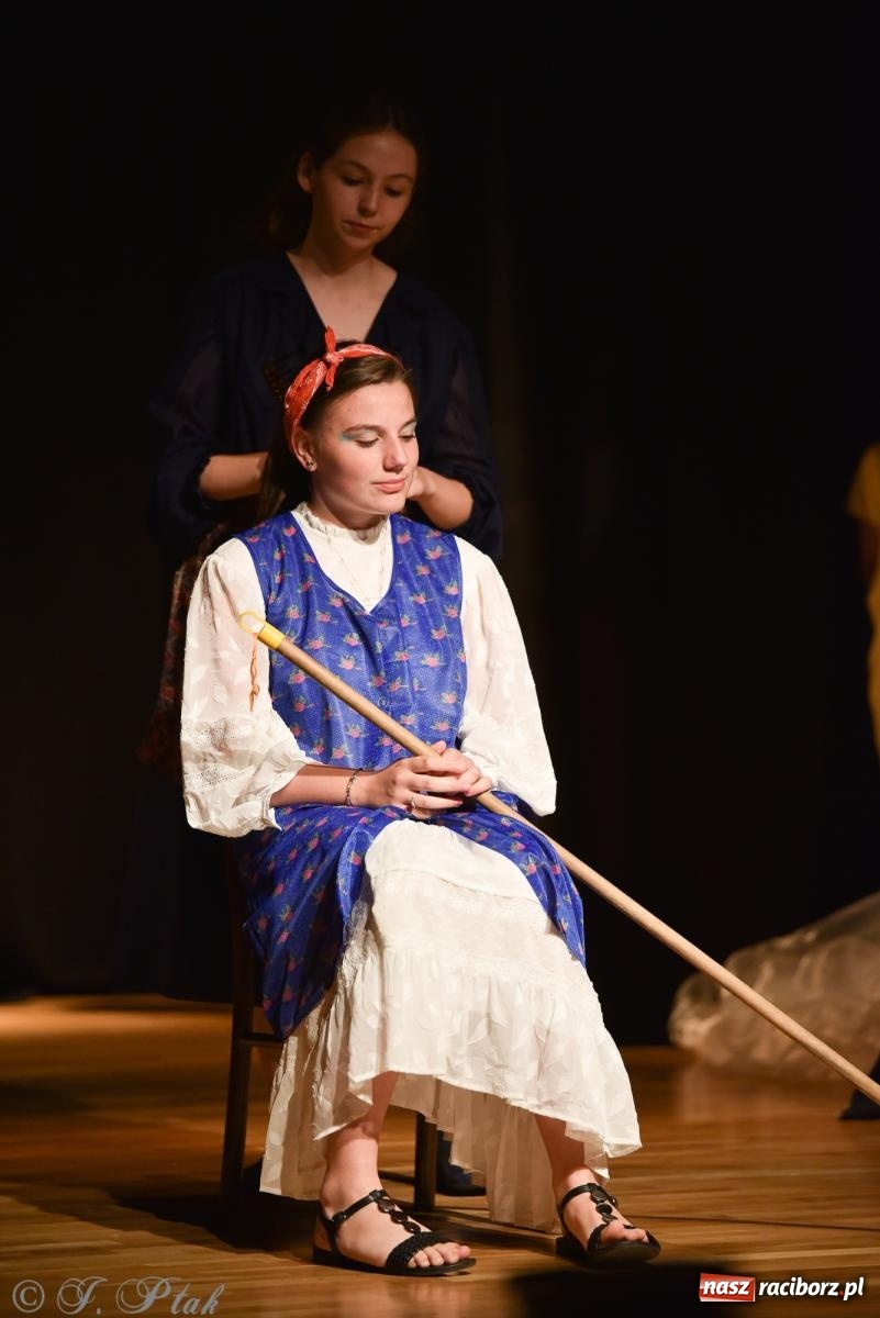 Zdjęcie w galerii na portalu naszraciborz.pl: Czwarta ściana, czyli Wieczór Premier w MDK-u wiadomości z regionu