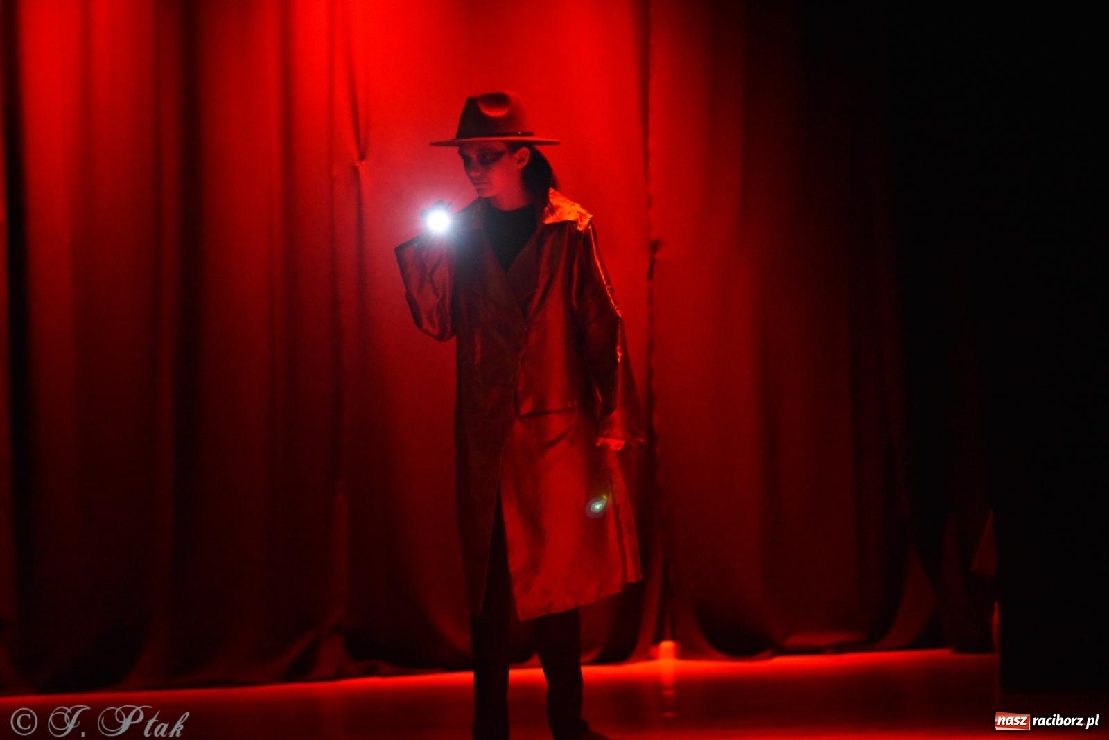 Zdjęcie w galerii na portalu naszraciborz.pl: Czwarta ściana, czyli Wieczór Premier w MDK-u wiadomości z regionu