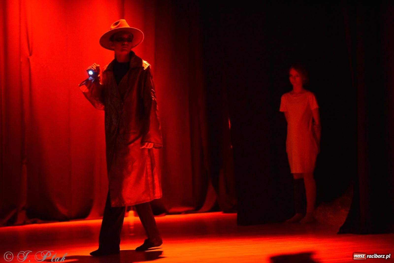 Zdjęcie w galerii na portalu naszraciborz.pl: Czwarta ściana, czyli Wieczór Premier w MDK-u wiadomości z regionu