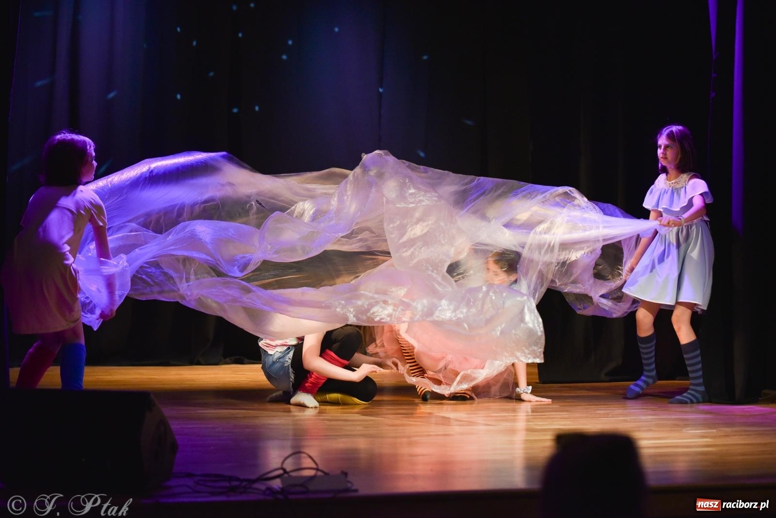 Zdjęcie w galerii na portalu naszraciborz.pl: Czwarta ściana, czyli Wieczór Premier w MDK-u wiadomości z regionu