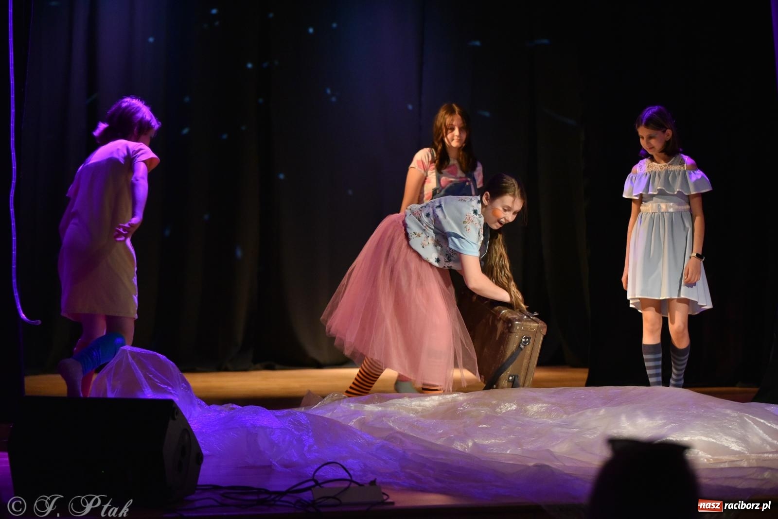 Zdjęcie w galerii na portalu naszraciborz.pl: Czwarta ściana, czyli Wieczór Premier w MDK-u wiadomości z regionu