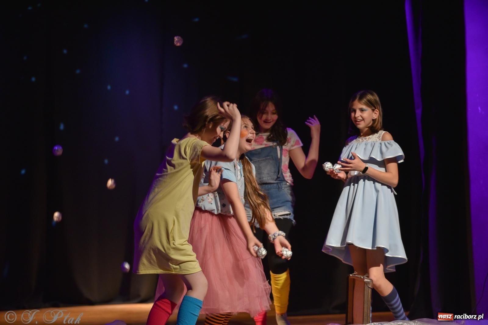 Zdjęcie w galerii na portalu naszraciborz.pl: Czwarta ściana, czyli Wieczór Premier w MDK-u wiadomości z regionu