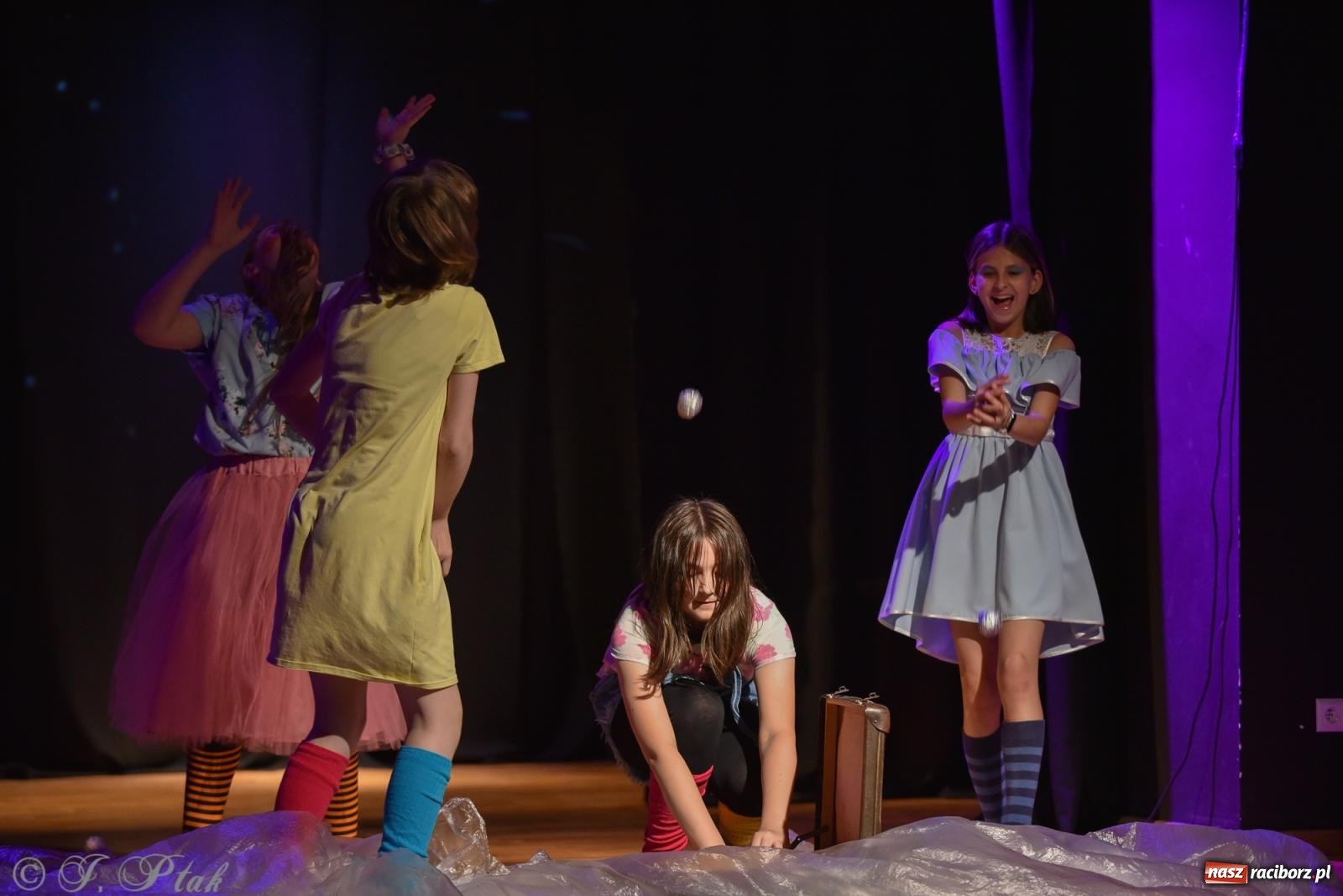 Zdjęcie w galerii na portalu naszraciborz.pl: Czwarta ściana, czyli Wieczór Premier w MDK-u wiadomości z regionu