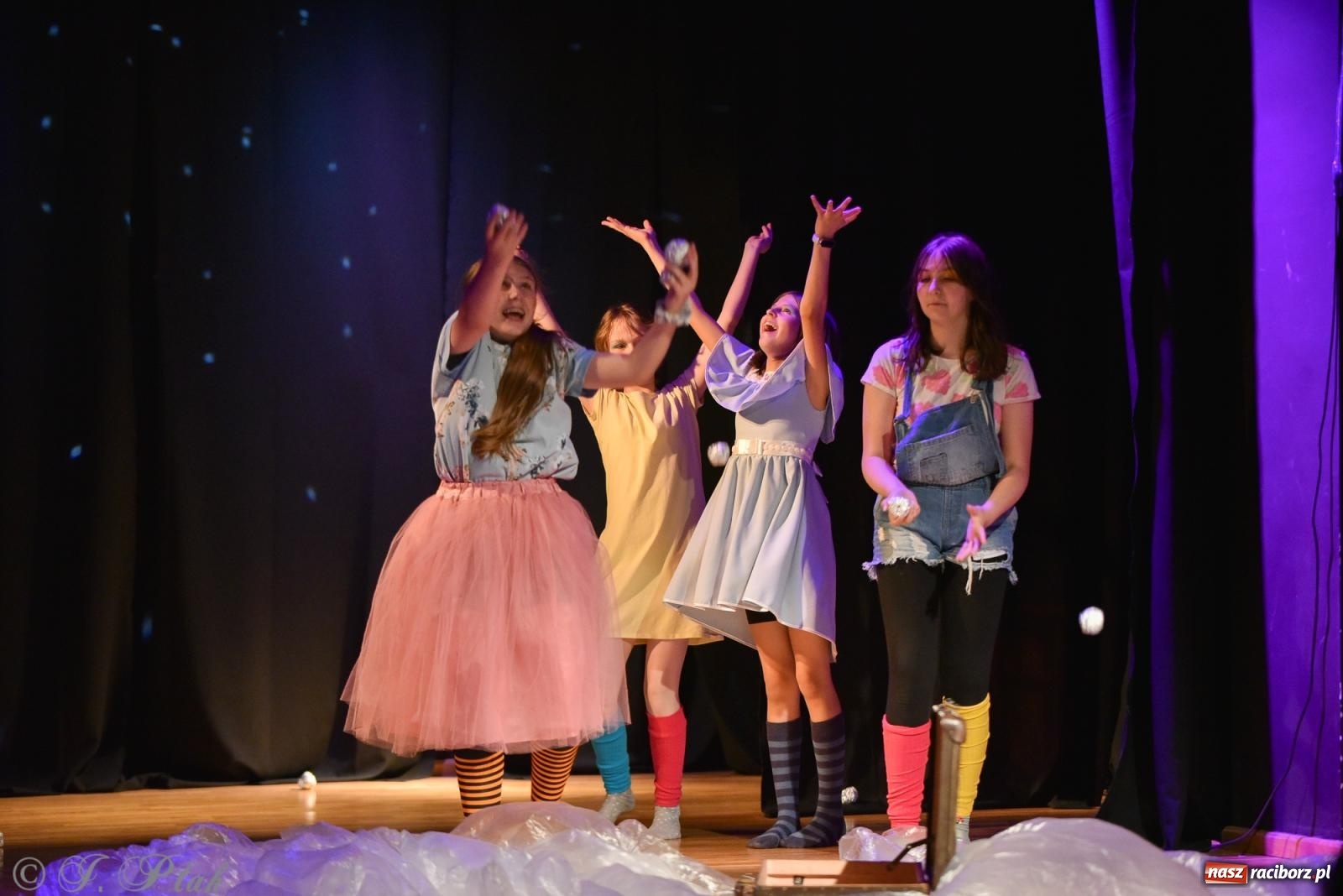 Zdjęcie w galerii na portalu naszraciborz.pl: Czwarta ściana, czyli Wieczór Premier w MDK-u wiadomości z regionu