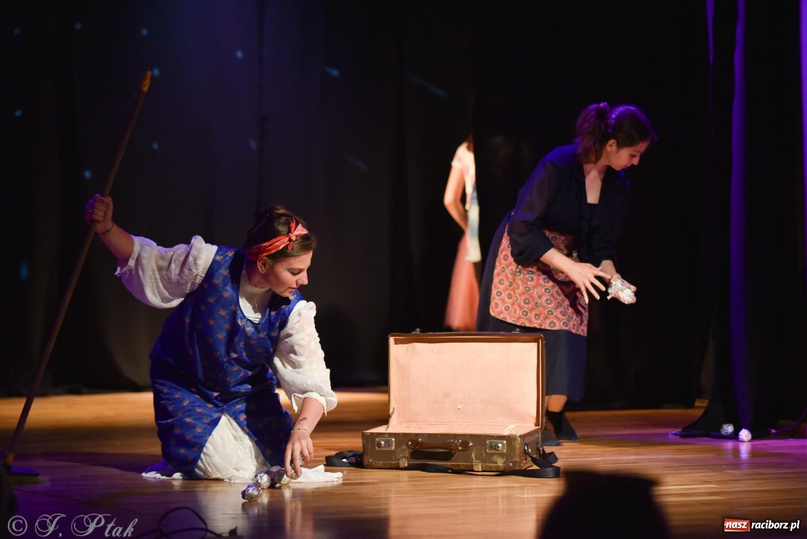 Zdjęcie w galerii na portalu naszraciborz.pl: Czwarta ściana, czyli Wieczór Premier w MDK-u wiadomości z regionu