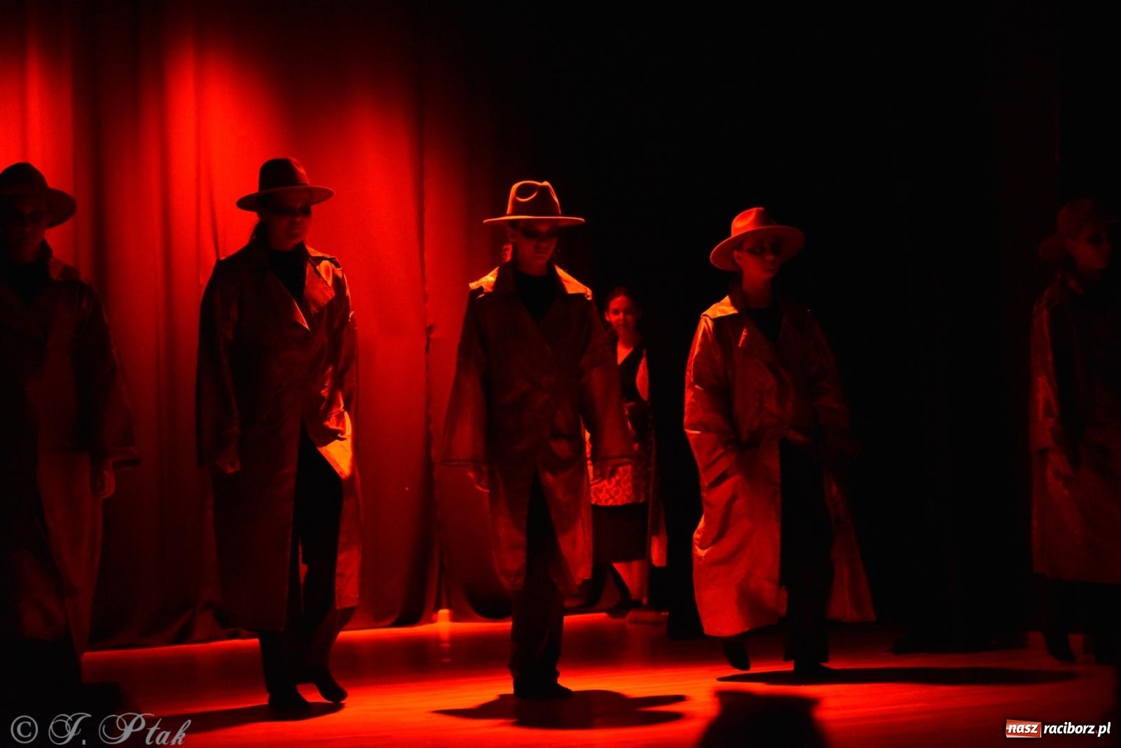 Zdjęcie w galerii na portalu naszraciborz.pl: Czwarta ściana, czyli Wieczór Premier w MDK-u wiadomości z regionu