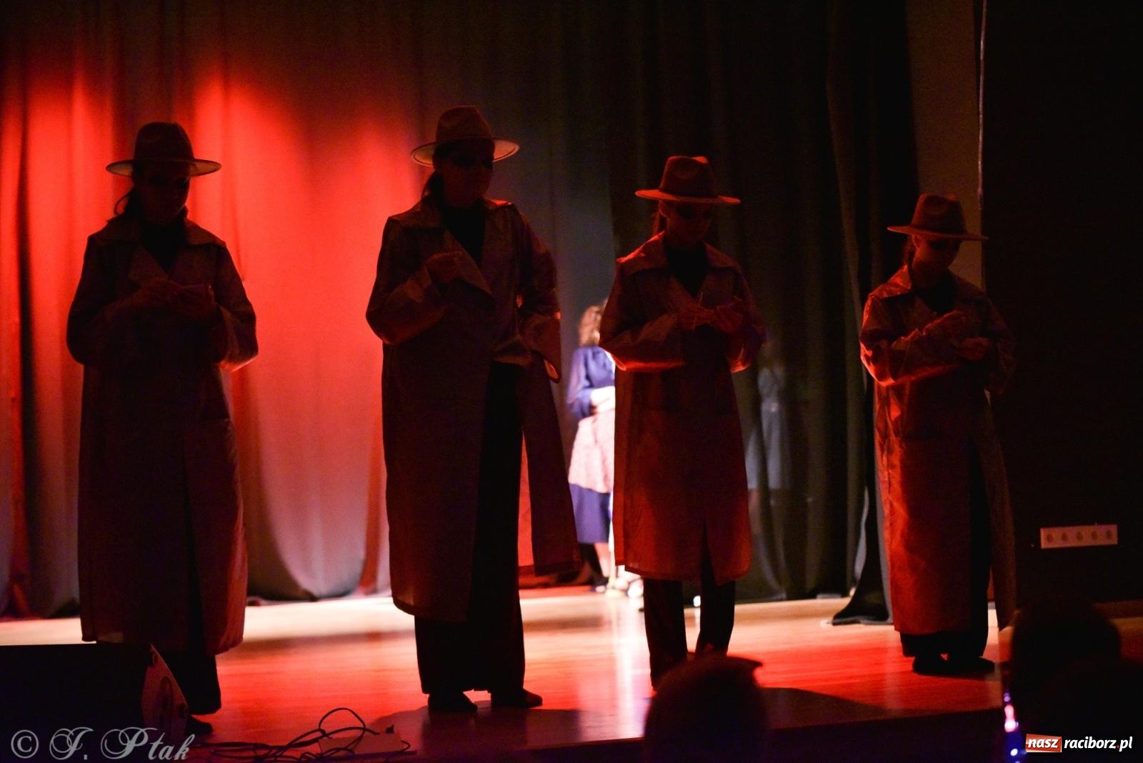 Zdjęcie w galerii na portalu naszraciborz.pl: Czwarta ściana, czyli Wieczór Premier w MDK-u wiadomości z regionu