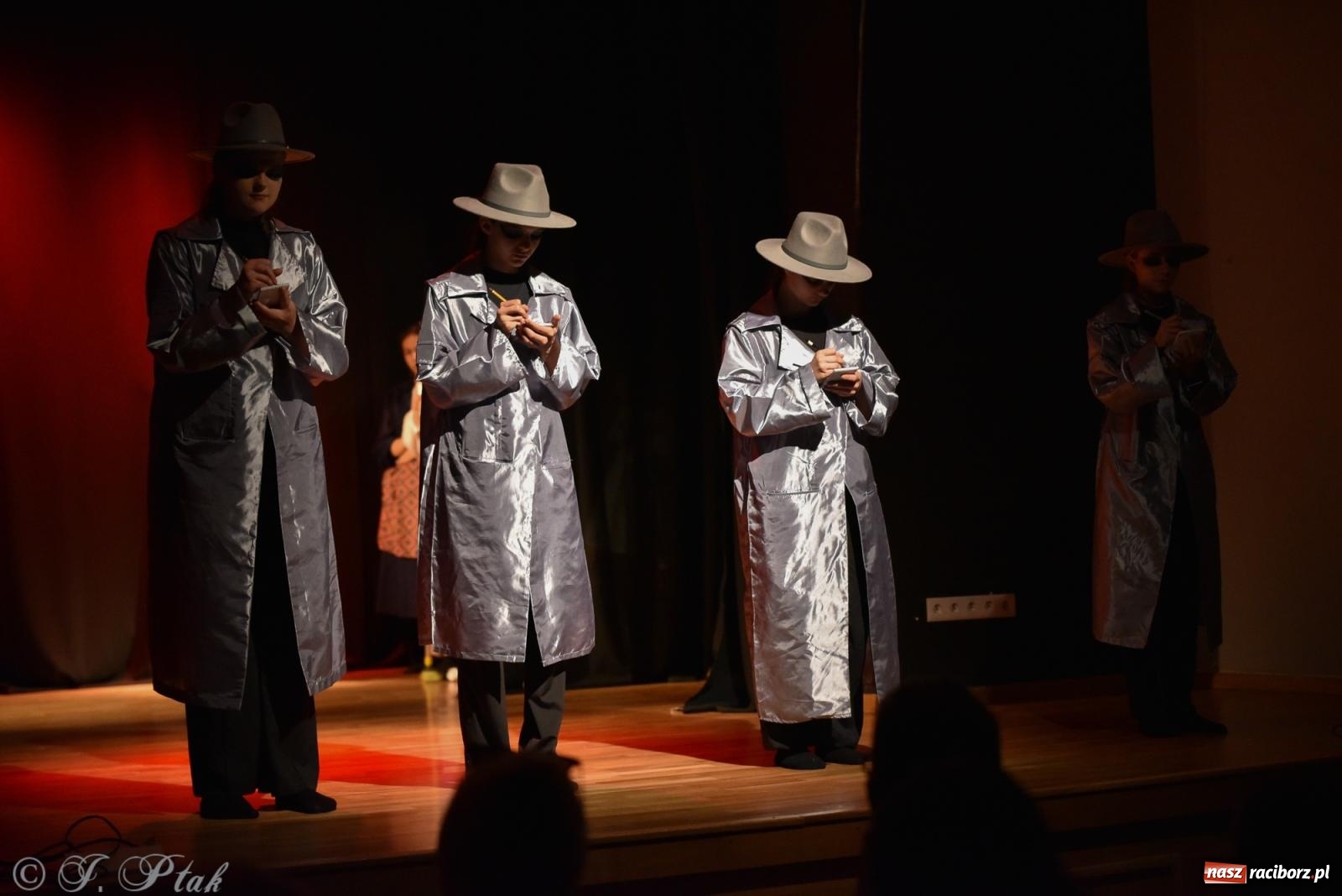 Zdjęcie w galerii na portalu naszraciborz.pl: Czwarta ściana, czyli Wieczór Premier w MDK-u wiadomości z regionu