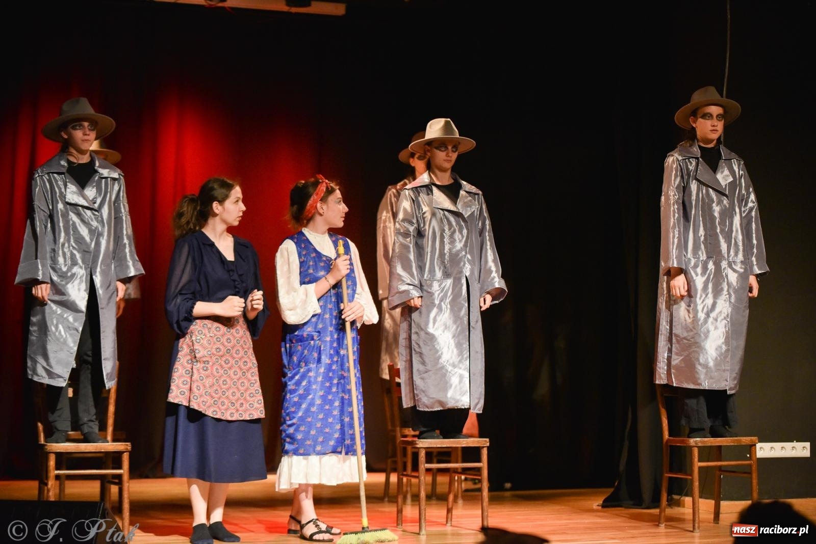 Zdjęcie w galerii na portalu naszraciborz.pl: Czwarta ściana, czyli Wieczór Premier w MDK-u wiadomości z regionu