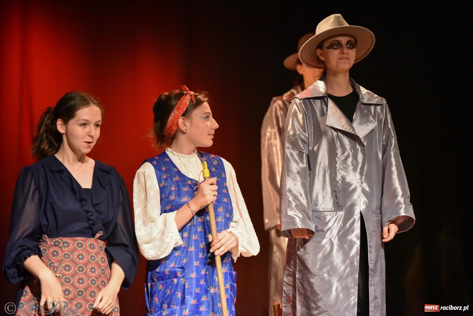 Zdjęcie w galerii na portalu naszraciborz.pl: Czwarta ściana, czyli Wieczór Premier w MDK-u wiadomości z regionu