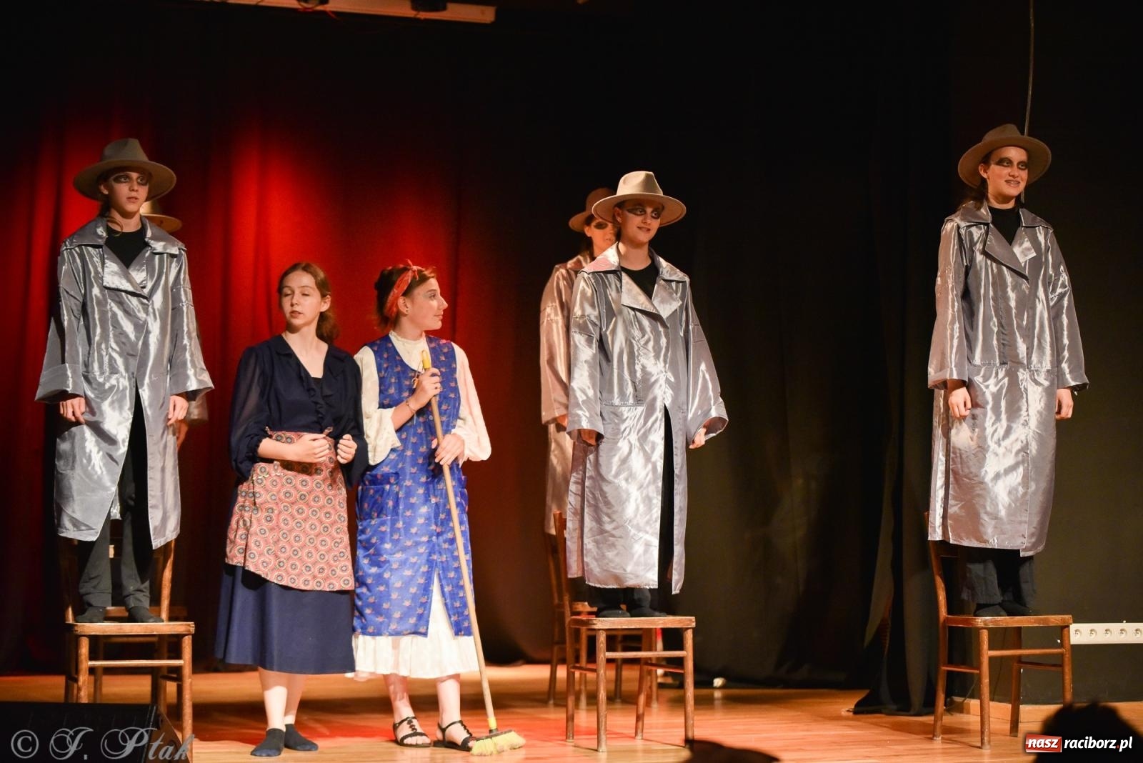 Zdjęcie w galerii na portalu naszraciborz.pl: Czwarta ściana, czyli Wieczór Premier w MDK-u wiadomości z regionu