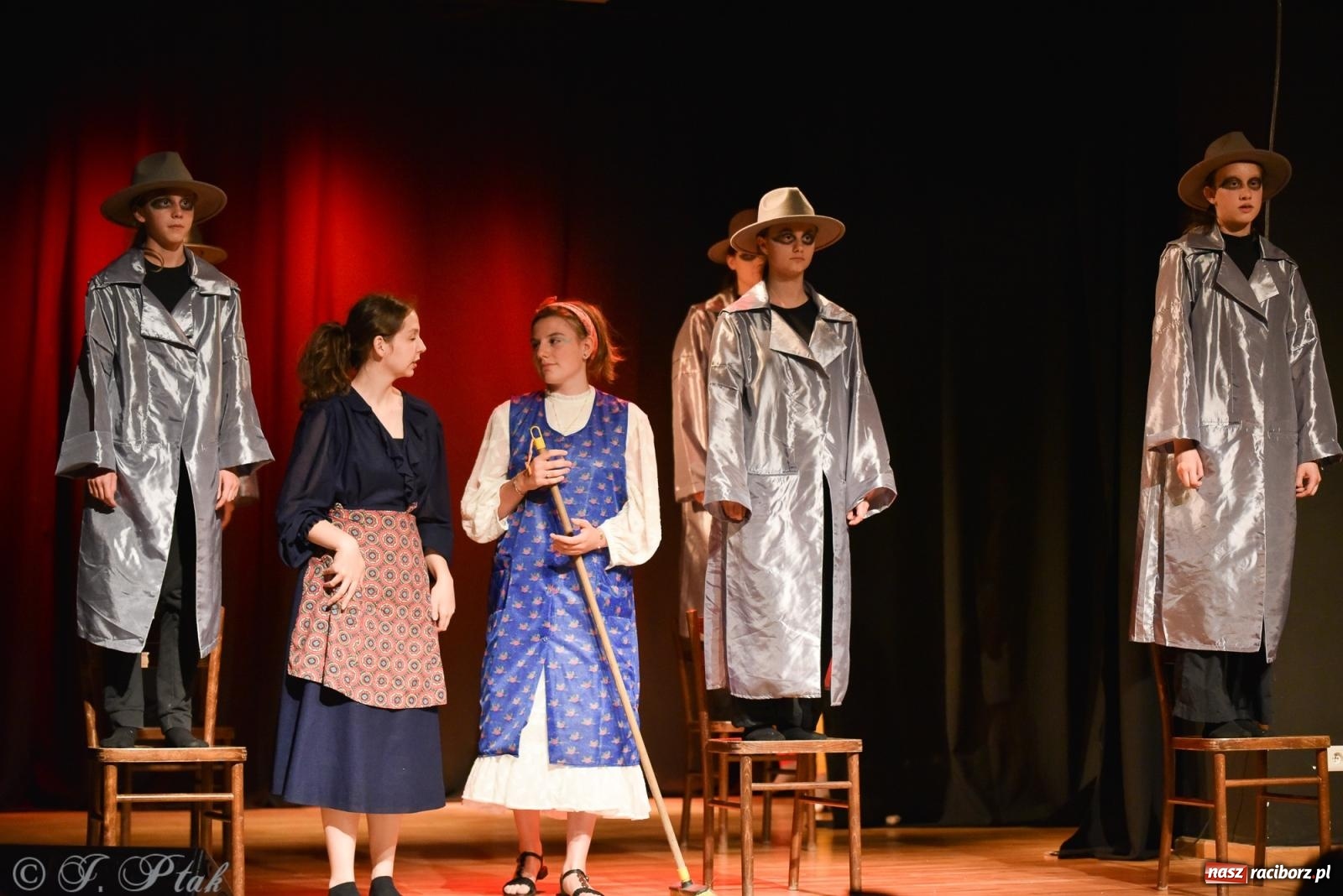 Zdjęcie w galerii na portalu naszraciborz.pl: Czwarta ściana, czyli Wieczór Premier w MDK-u wiadomości z regionu