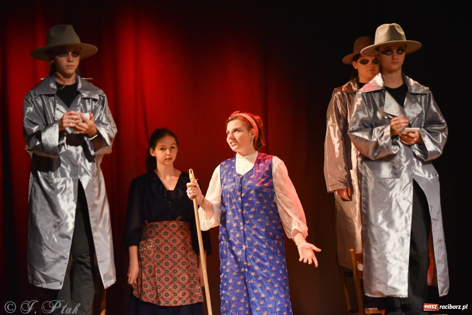 Zdjęcie w galerii na portalu naszraciborz.pl: Czwarta ściana, czyli Wieczór Premier w MDK-u wiadomości z regionu