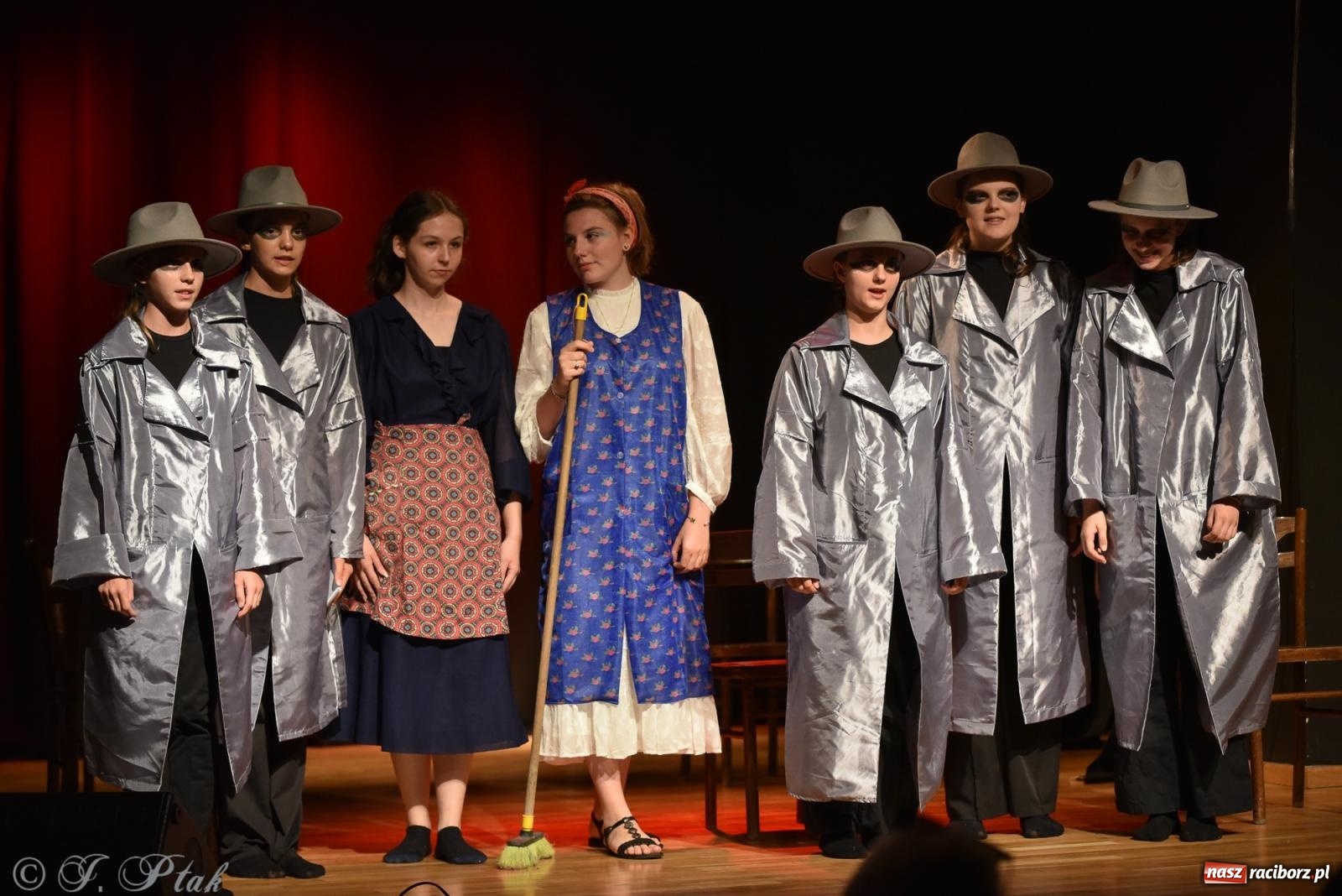 Zdjęcie w galerii na portalu naszraciborz.pl: Czwarta ściana, czyli Wieczór Premier w MDK-u wiadomości z regionu