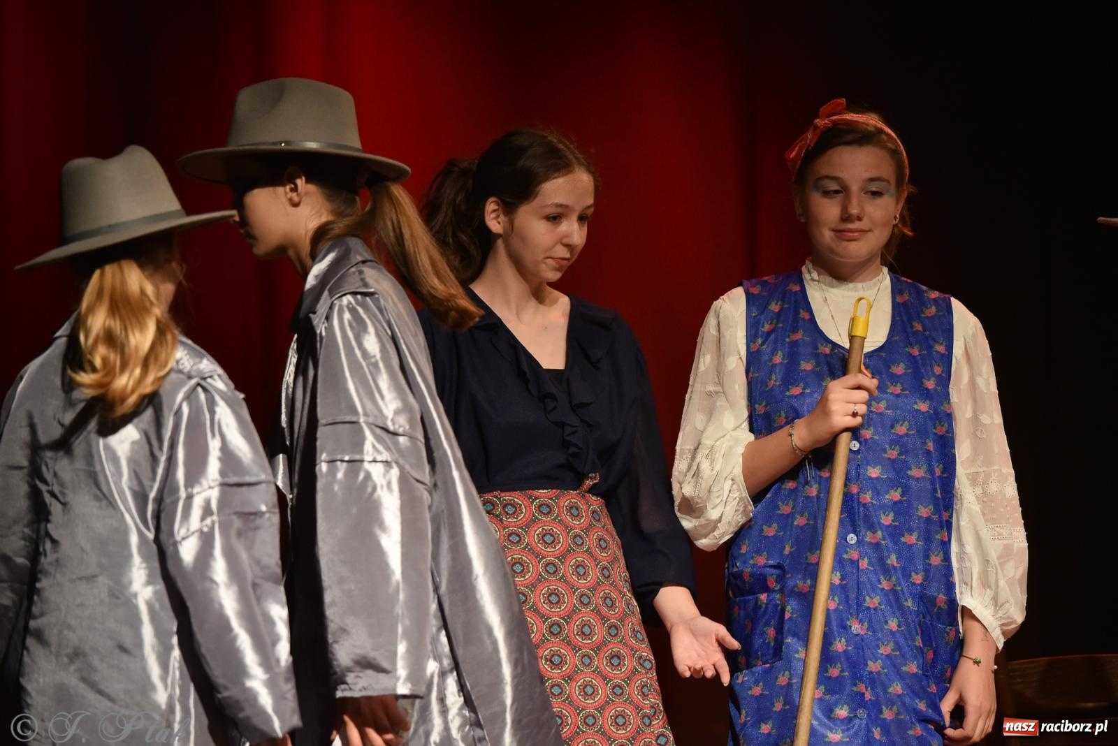 Zdjęcie w galerii na portalu naszraciborz.pl: Czwarta ściana, czyli Wieczór Premier w MDK-u wiadomości z regionu