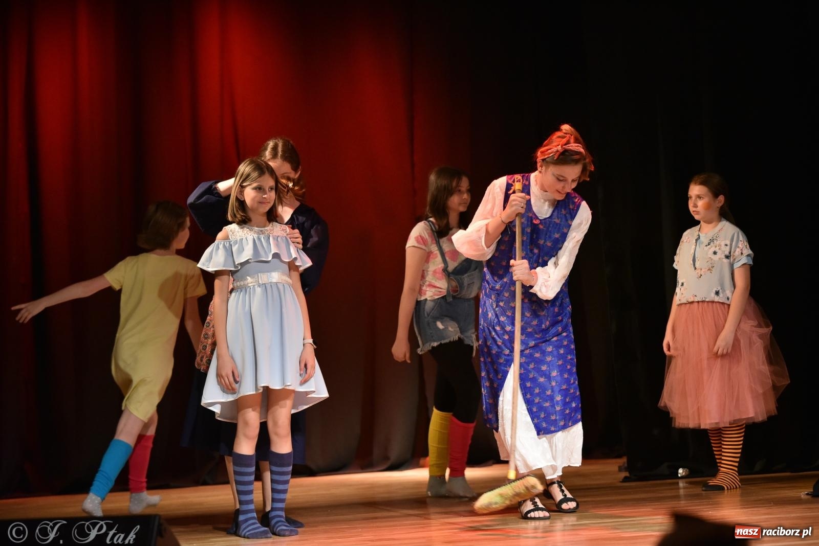 Zdjęcie w galerii na portalu naszraciborz.pl: Czwarta ściana, czyli Wieczór Premier w MDK-u wiadomości z regionu