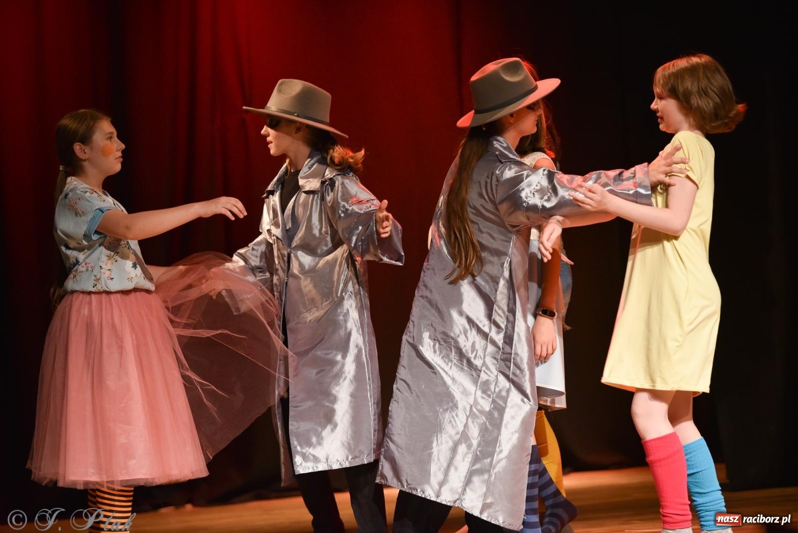 Zdjęcie w galerii na portalu naszraciborz.pl: Czwarta ściana, czyli Wieczór Premier w MDK-u wiadomości z regionu