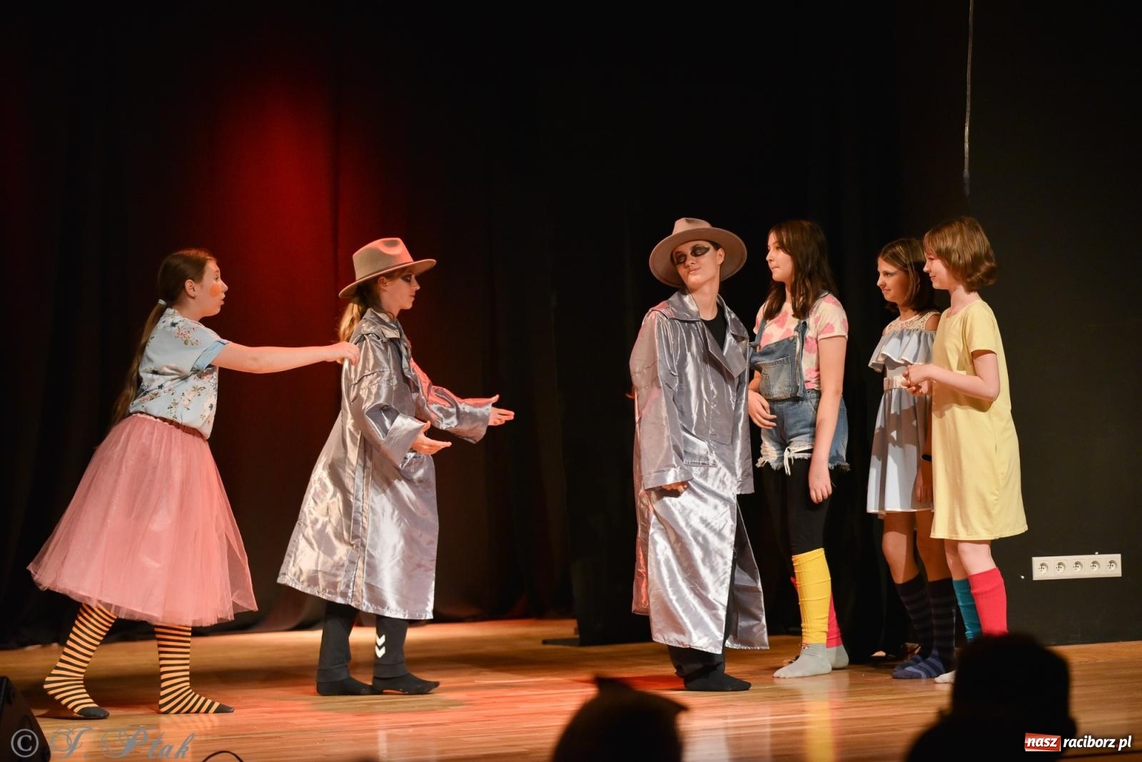 Zdjęcie w galerii na portalu naszraciborz.pl: Czwarta ściana, czyli Wieczór Premier w MDK-u wiadomości z regionu