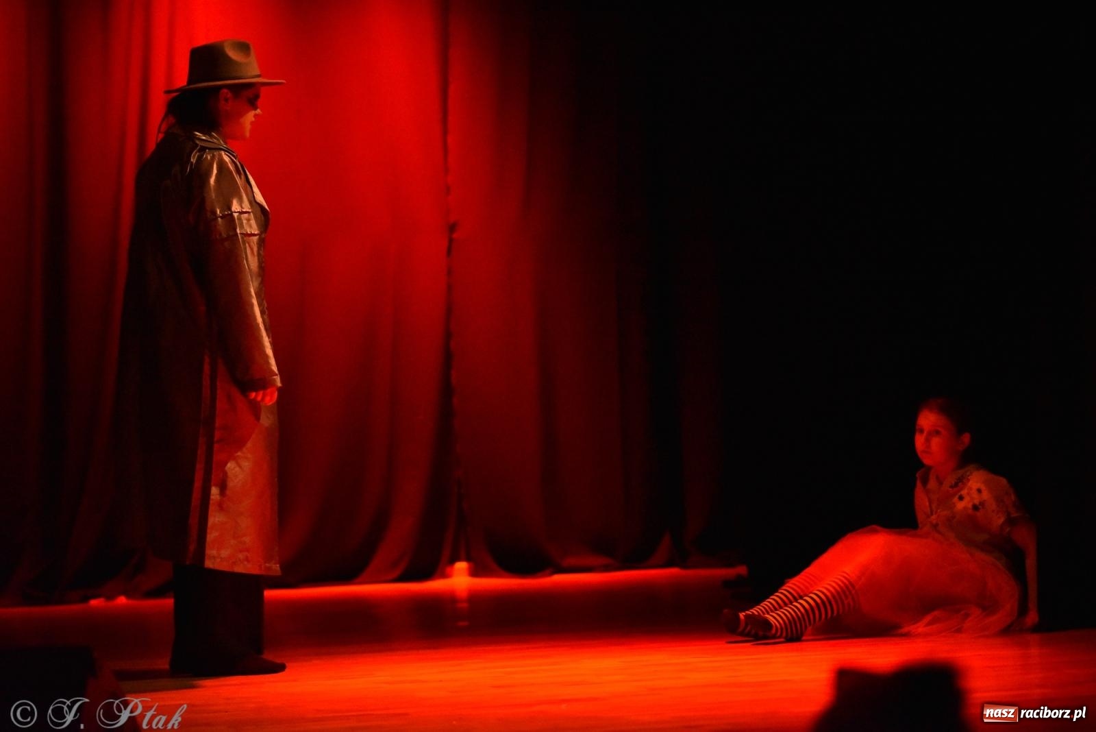 Zdjęcie w galerii na portalu naszraciborz.pl: Czwarta ściana, czyli Wieczór Premier w MDK-u wiadomości z regionu