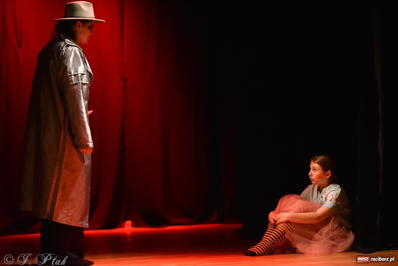 Zdjęcie w galerii na portalu naszraciborz.pl: Czwarta ściana, czyli Wieczór Premier w MDK-u wiadomości z regionu