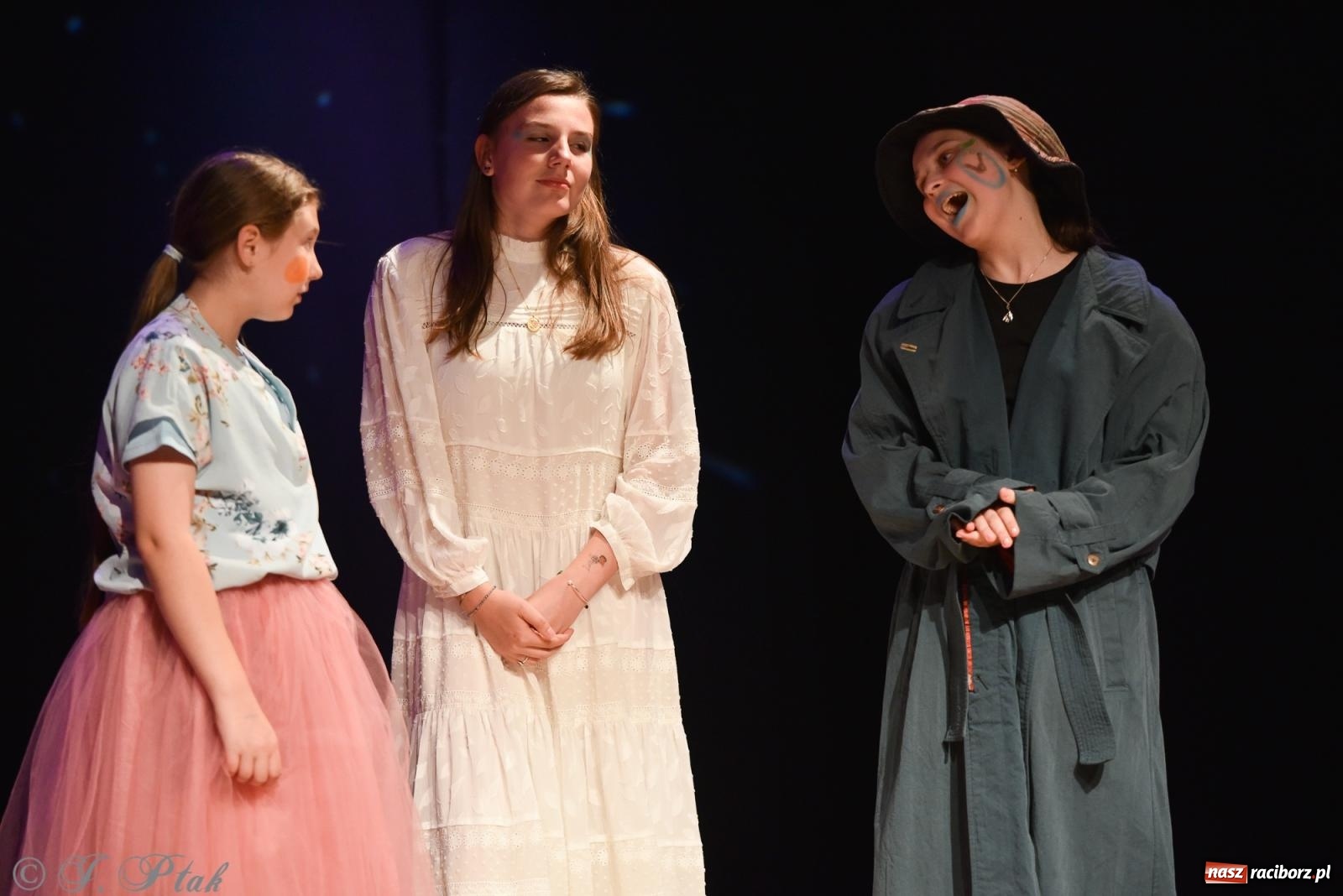 Zdjęcie w galerii na portalu naszraciborz.pl: Czwarta ściana, czyli Wieczór Premier w MDK-u wiadomości z regionu