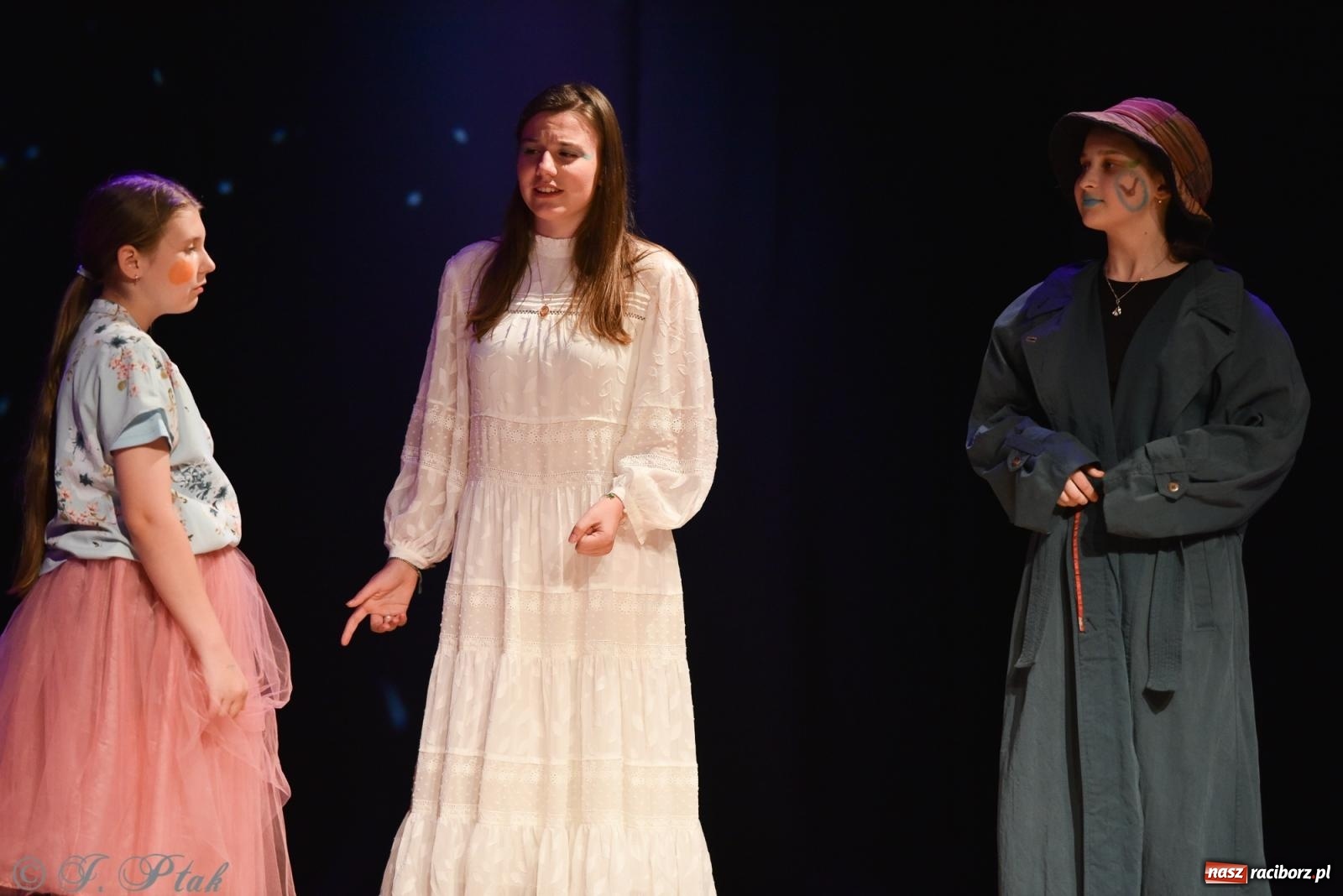 Zdjęcie w galerii na portalu naszraciborz.pl: Czwarta ściana, czyli Wieczór Premier w MDK-u wiadomości z regionu