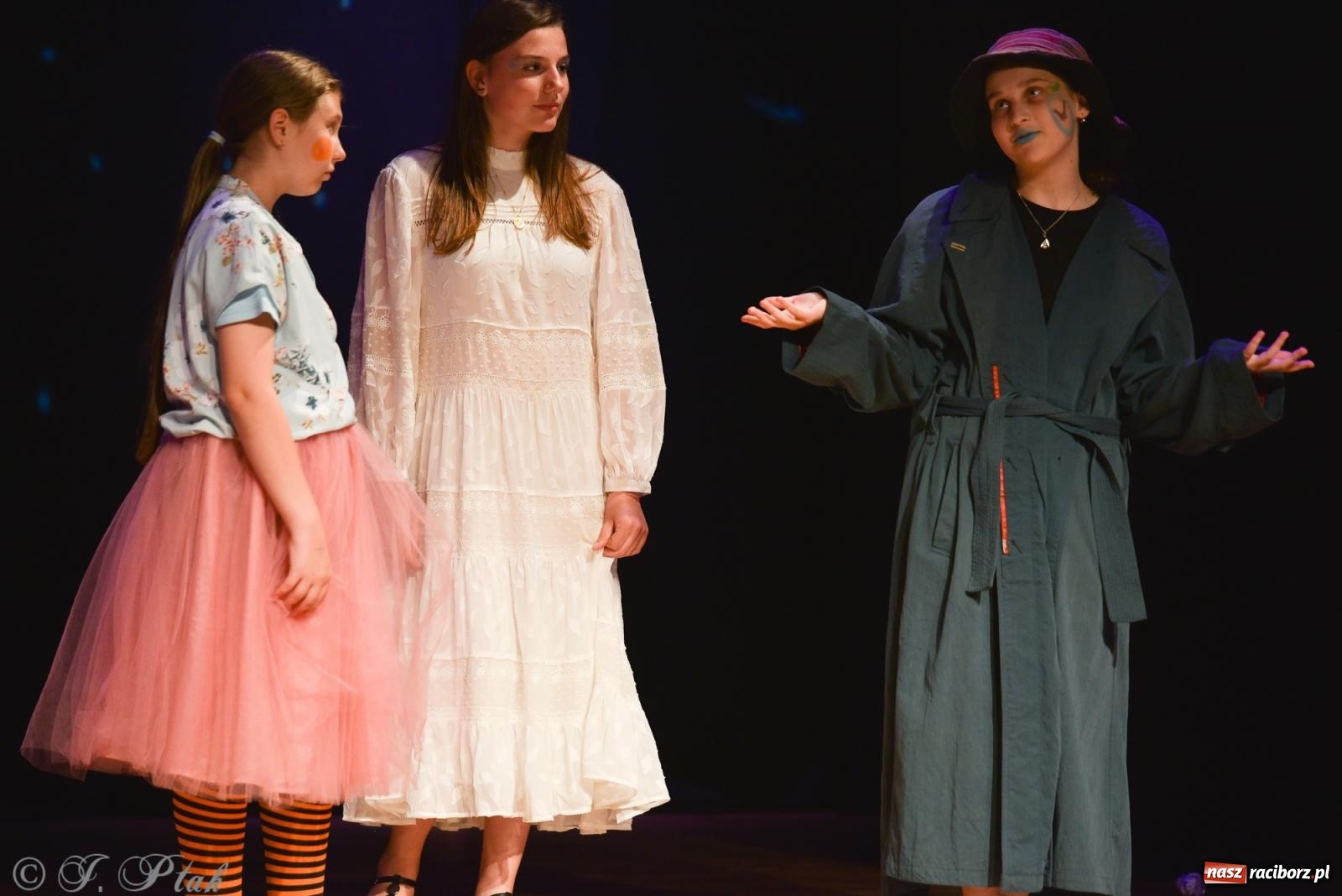 Zdjęcie w galerii na portalu naszraciborz.pl: Czwarta ściana, czyli Wieczór Premier w MDK-u wiadomości z regionu