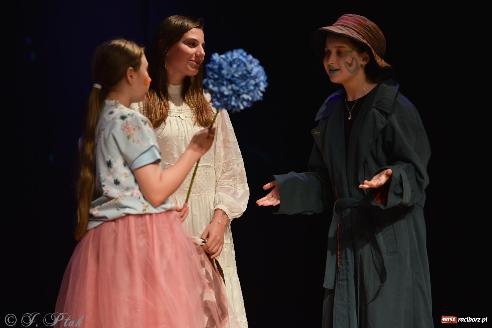 Zdjęcie w galerii na portalu naszraciborz.pl: Czwarta ściana, czyli Wieczór Premier w MDK-u wiadomości z regionu